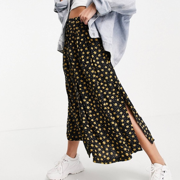 BLACK MIDI SKIRT W/ YELLOW DAISIES AND WHITE DOTS - Picture 2 of 3